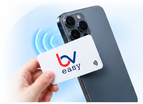 Smartphone reale con card NFC BVeasy, come nel mockup approvato